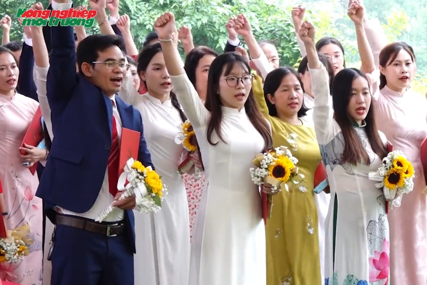 Đảng ủy Bộ NN-MT kết nạp 80 đảng viên mới tại Di tích Bộ Canh Nông